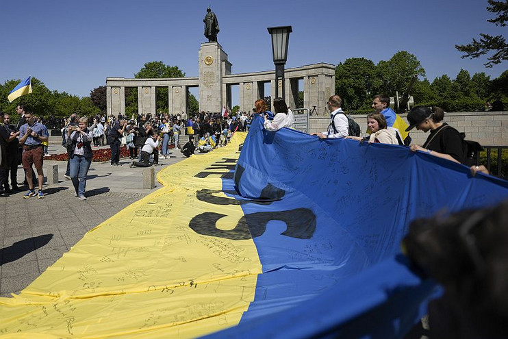 Κίεβο: Λάθος της Γερμανίας να μαζέψει ουκρανική σημαία από Σοβιετικό Μνημείο στο Βερολίνο