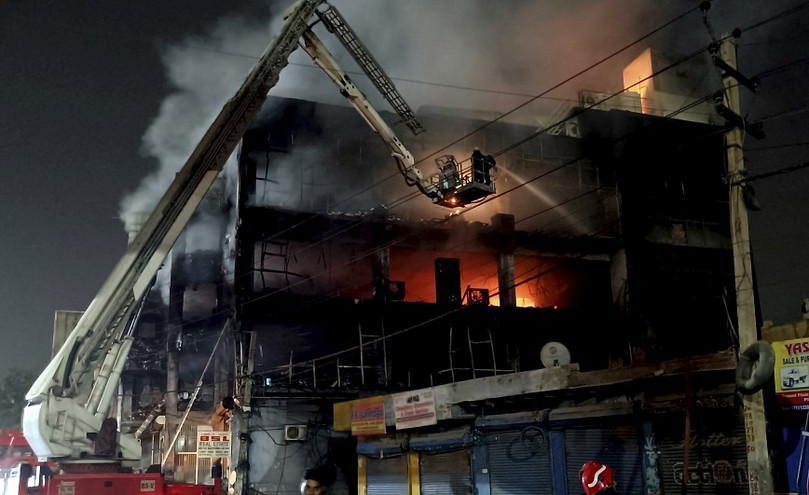 Ινδία: Μεγάλη φωτιά σε τετραώροφο κτίριο &#8211; Τουλάχιστον 27 νεκροί και 40 τραυματίες