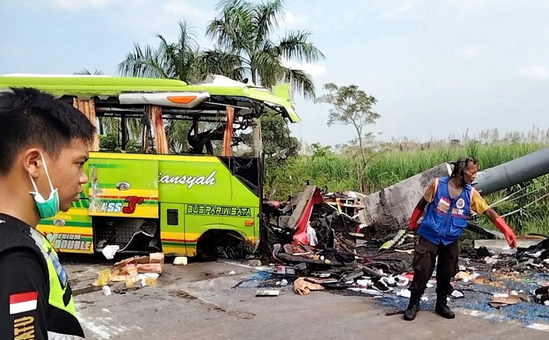 Αιματηρό τροχαίο στην Ινδονησία: Λεωφορείο έπεσε πάνω σε μια διαφημιστική πινακίδα	&#8211; 14 νεκροί