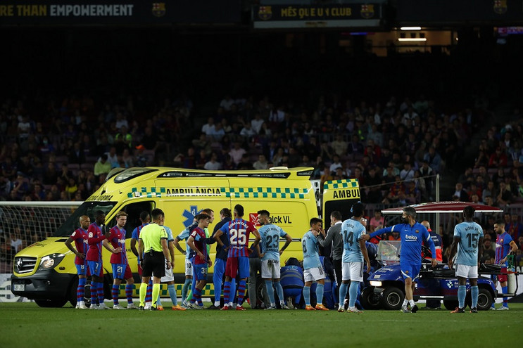 La Liga: Κόπηκε η ανάσα στο «Καμπ Νόου» με τον τραυματισμό του Αραούχο στο κεφάλι – Μπήκε ασθενοφόρο στο γήπεδο