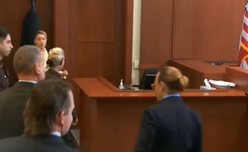 Τρόμαξε η Άμπερ Χερντ όταν πήγε να την πλησιάσει ο Τζόνι Ντεπ στο δικαστήριο &#8211; Το viral βίντεο με τις αντιδράσεις τους