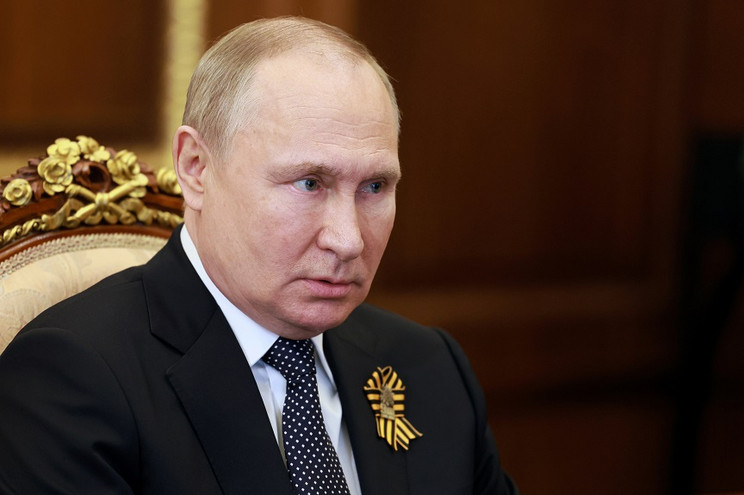 Βλαντίμιρ Πούτιν: Η γραβάτα που φορούσε στην παρέλαση ήταν δώρο του Σίλβιο Μπερλουσκόνι