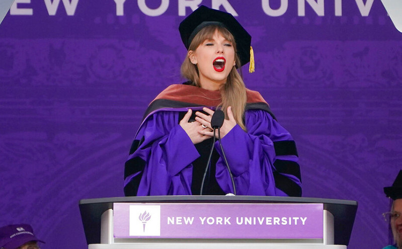 Η Taylor Swift ανακηρύχθηκε επίτιμη διδάκτορας της Σχολής Καλών Τεχνών και μίλησε για το cringe της ζωής