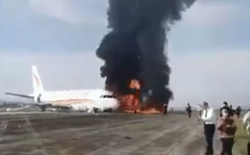 Τρόμος για 113 επιβάτες: Το αεροσκάφος βγήκε από τον διάδρομο και πήρε φωτιά