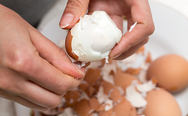 Τρεις συμβουλές που κάνουν το ξεφλούδισμα των βραστών αυγών παιχνιδάκι