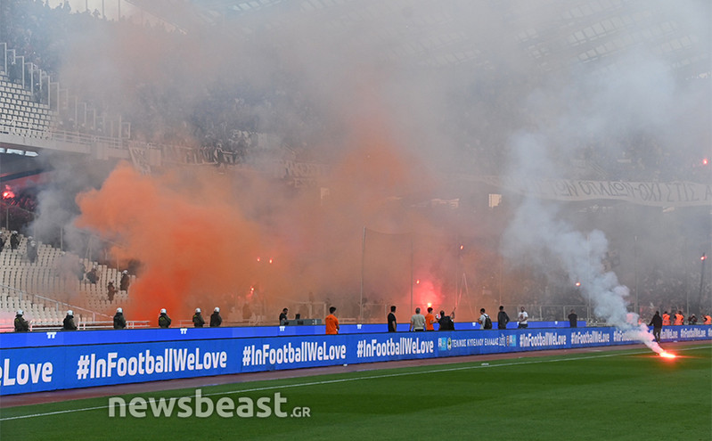 Τελικός κυπέλλου Ελλάδας: Με καθυστέρηση η έναρξη λόγω χημικών και καπνογόνων &#8211; Δείτε φωτογραφίες