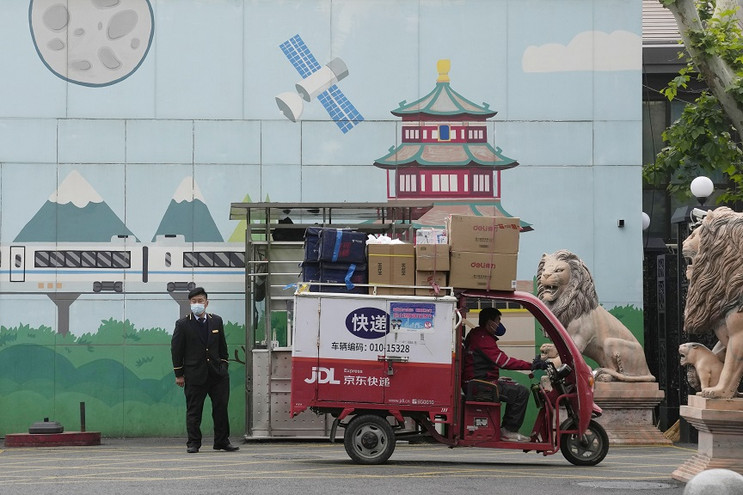 Κίνα: Οι απλοί πολίτες πασχίζουν να βρουν ρύζι, ενώ εταιρείες ειδών πολυτελείας προσφέρουν διανομές και δώρα σε πελάτες VIP