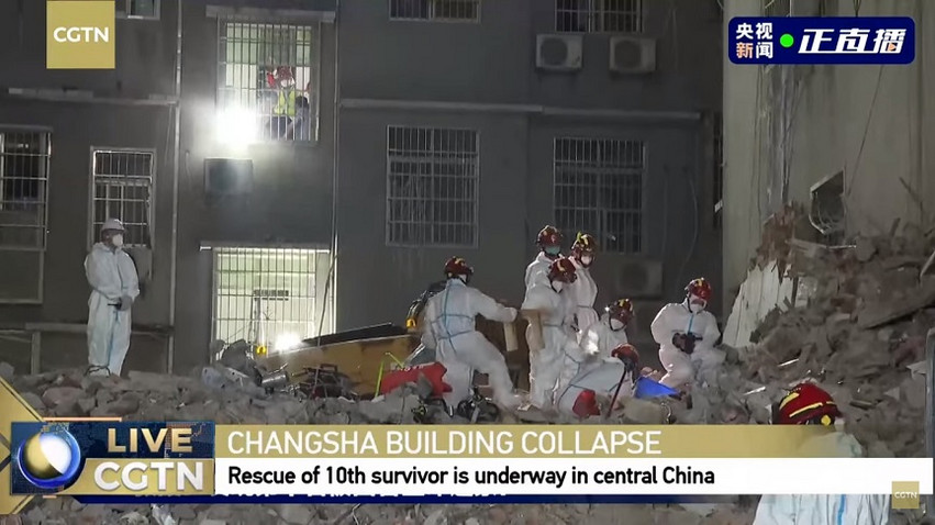 Ανασύρθηκε ζωντανή μια γυναίκα 132 ώρες μετά την κατάρρευση πολυώροφου κτιρίου στην Κίνα