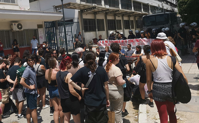 Θεσσαλονίκη: Διαμαρτυρία φοιτητών έξω από τον χώρο που γίνονται εργασίες για τη Βιβλιοθήκη του ΑΠΘ