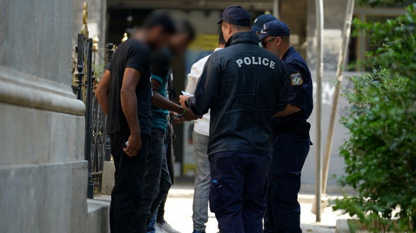 Σε εξέλιξη επιχείρηση «σκούπα» με 130 αστυνομικούς στην Ομόνοια