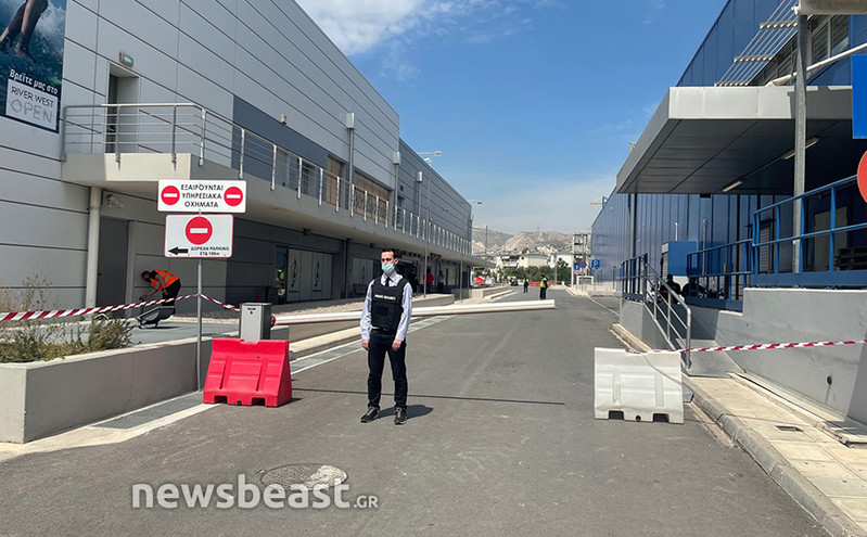 Συναγερμός στο Αιγάλεω: Άνδρας έπεσε με το όχημά του πάνω σε τζαμαρία καταστήματος εμπορικού κέντρου