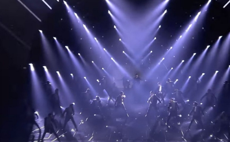 Eurovision: Δυνατή η έναρξη του Β&#8217; Ημιτελικού &#8211; Το εντυπωσιακό χορευτικό του Ιταλού παρουσιαστή