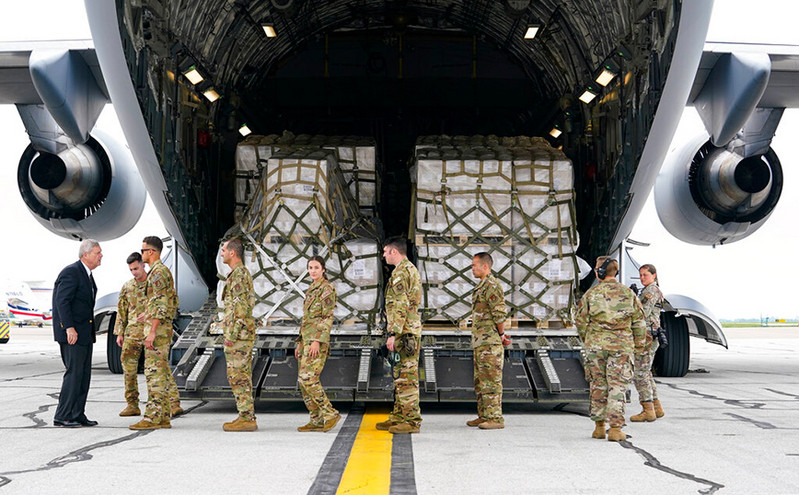 Το πρώτο φορτίο βρεφικού γάλακτος έφτασε με στρατιωτικό μεταγωγικό αεροσκάφος από την Ευρώπη στις ΗΠΑ