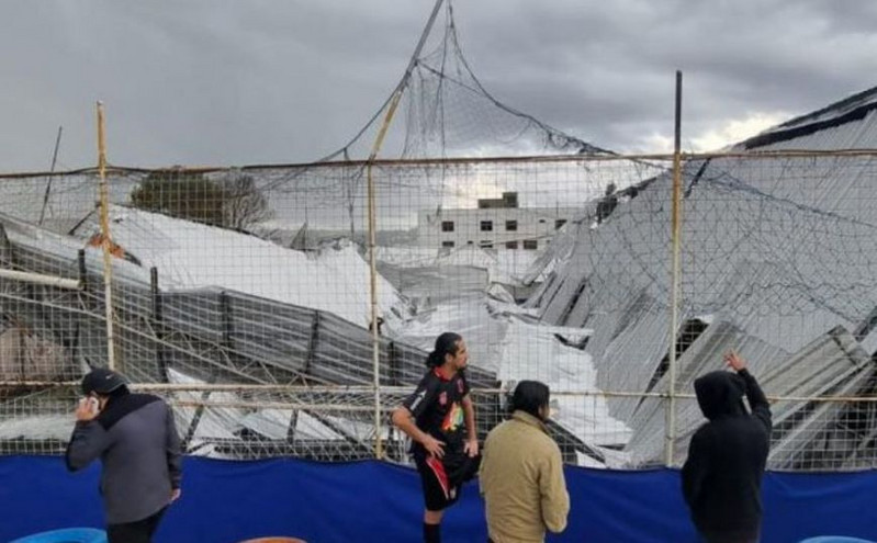 Ισημερινός: Ένας νεκρός και τρεις τραυματίες έπειτα από κατάρρευση οροφής αθλητικού κέντρου λόγω έντονης χαλαζόπτωσης