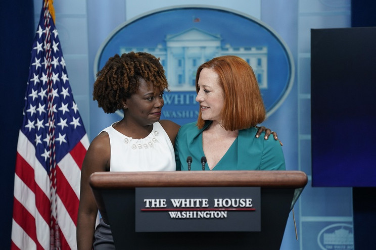 ΗΠΑ: H Καρίν Ζαν-Πιερ, η πρώτη μαύρη και ομοφυλόφιλη εκπρόσωπος του Λευκού Οίκου