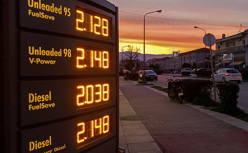 Ζαλίζουν οι τιμές των καυσίμων: Στα 2,1 ευρώ/λίτρο η βενζίνη, στα 1,9 το πετρέλαιο