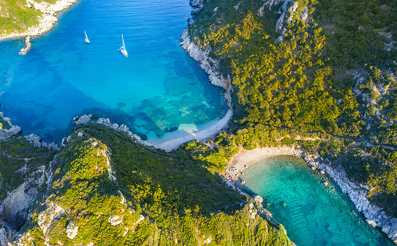 Τρεις διπλές παραλίες σε ελληνικά νησιά που απογειώνουν την έννοια του καλοκαιριού