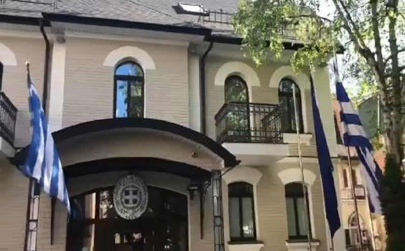 Νίκος Δένδιας: Η ελληνική σημαία κυματίζει και πάλι στην πρεσβεία μας στο Κίεβο