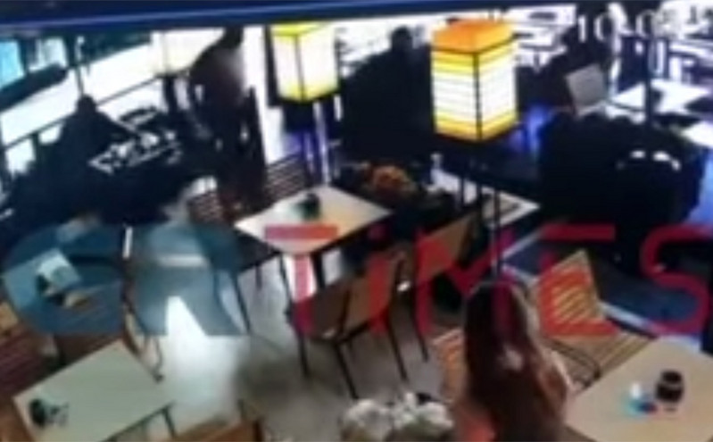 Κατερίνη: Αστυνομικός σώζει νεαρή που καταρρέει μέσα σε καφετέρια – Δείτε το βίντεο