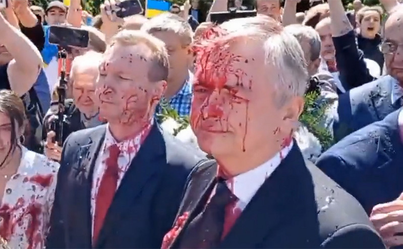 Διαδηλωτές έλουσαν με κόκκινη μπογιά τον Ρώσο πρεσβευτή στη Βαρσοβία
