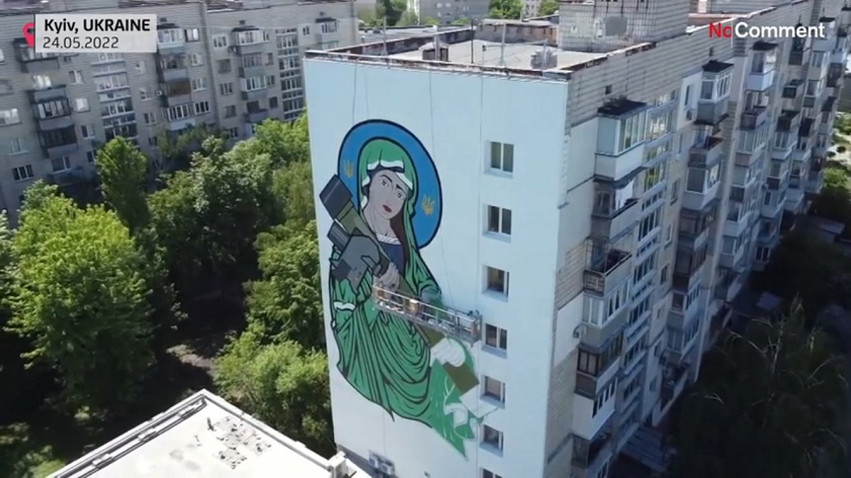 Πόλεμος στην Ουκρανία: Η Παναγία με αντιαρματικό όπλο στο Κίεβο