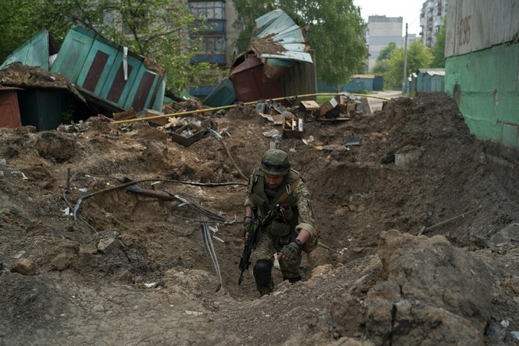 Πόλεμος στην Ουκρανία: Η αστυνομία της Λισιτσάνσκ θάβει δεκάδες νεκρούς σε ομαδικό τάφο