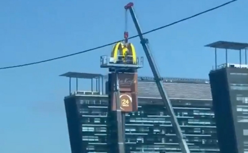 Ξεκίνησε η «αποκαθήλωση» των McDonald’s στη Ρωσία &#8211; Ξήλωσαν το σήμα σε μαγαζί στη Μόσχα