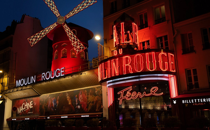 Moulin Rouge: Υπάρχει ένα μυστικό δωμάτιο στο εμβληματικό αξιοθέατο του Παρισιού και διατίθεται για μόλις 1 ευρώ τη βραδιά