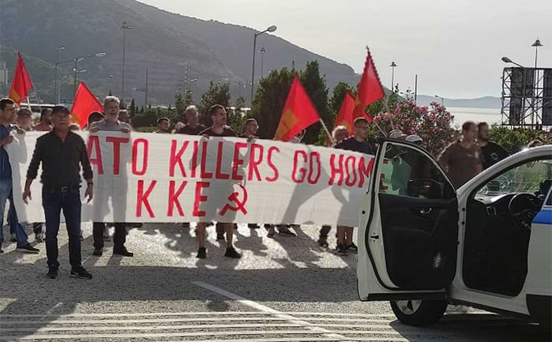 Μπλόκο του ΚΚΕ σε κονβόι του ΝΑΤΟ στην Ηγουμενίτσα &#8211; Προσπάθησαν να γράψουν συνθήματα με σπρέι στα οχήματα
