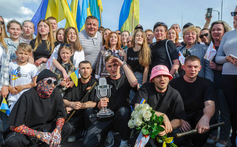Eurovision: Επέστρεψαν στην Ουκρανία οι Kalush Orchestra &#8211; Εικόνες από την υποδοχή