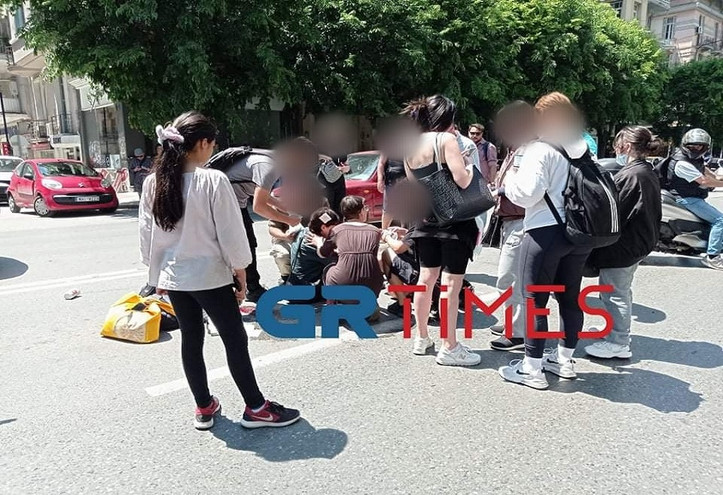 Θεσσαλονίκη: Μηχανή παρέσυρε και τραυμάτισε πεζή – Τη βοήθησαν φοιτητές από την πορεία