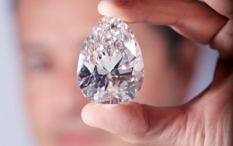 Ο Βράχος: Στο «σφυρί» το μεγαλύτερο λευκό διαμάντι που έχει δημοπρατηθεί ποτέ