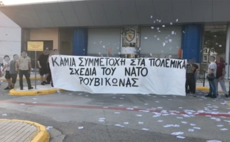 Ρουβίκωνας: Πέταξε τρικάκια και σήκωσε πανό έξω από το Υπουργείο Εθνικής Άμυνας