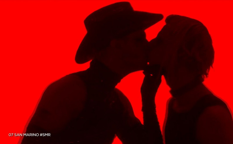 Eurovision: Φιλί μεταξύ ανδρών στην σκηνή κατά την εμφάνιση του Σαν Μαρίνο &#8211; Σείστηκε το στάδιο