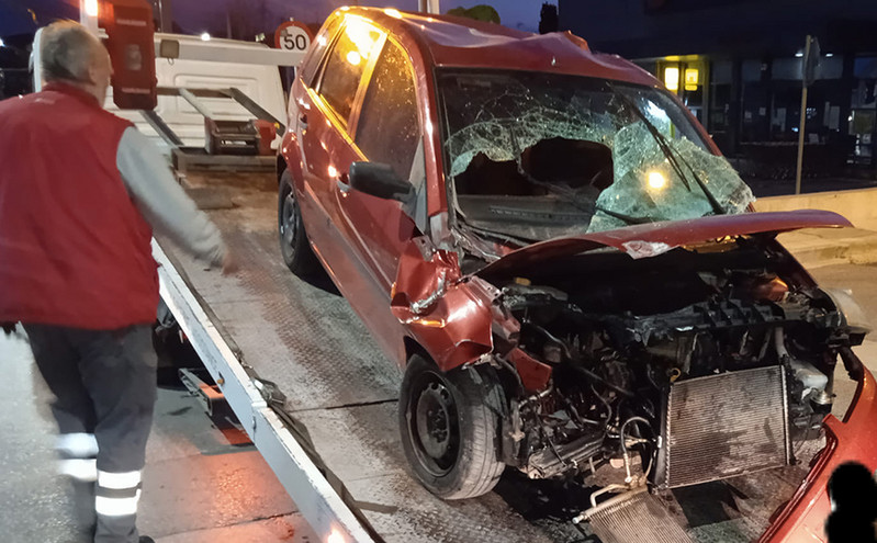 Τροχαίο στη Θεσσαλονίκη: Διαλύθηκε αυτοκίνητο που έπεσε στις μπάρες, σώθηκε ο οδηγός