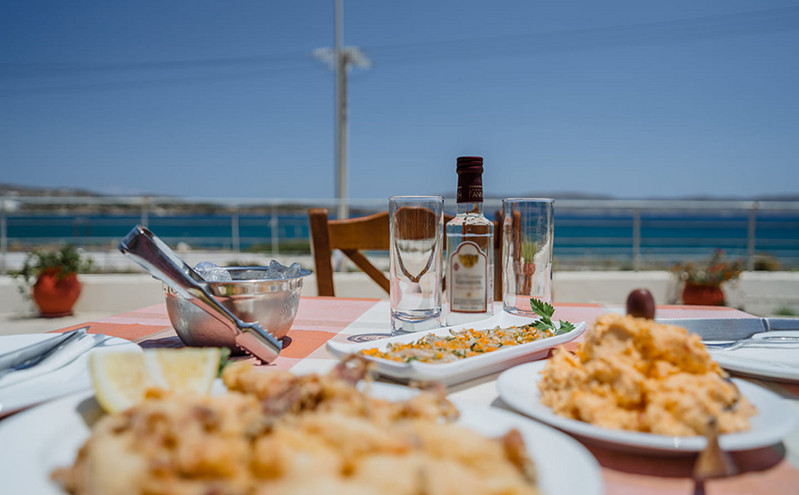Πού θα φάτε νόστιμους ουζομεζέδες με θέα θάλασσα