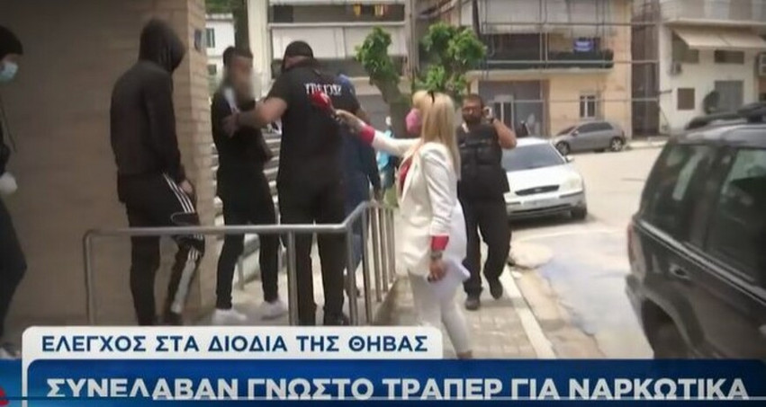 Thug Slime: Η άσεμνη χειρονομία που έκανε σε δημοσιογράφο έξω από τα δικαστήρια της Θήβας