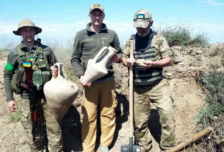 Πόλεμος στην Ουκρανία: Σκάβοντας στην Οδησσό, Ουκρανοί στρατιώτες βρήκαν αρχαίους ελληνικούς αμφορείς