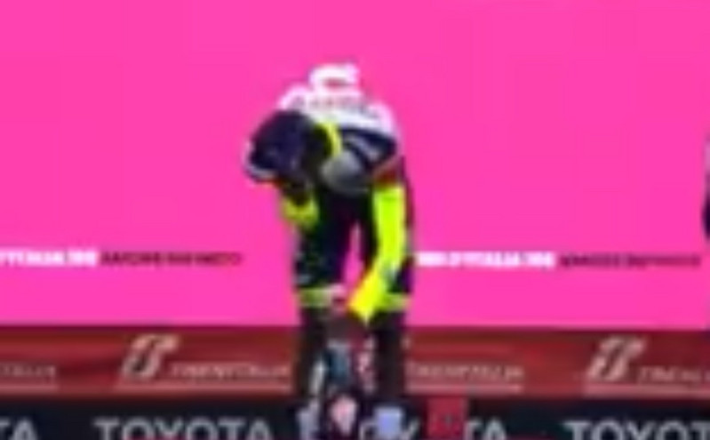 Ποδηλατικός Γύρος Ιταλίας: Τραυματίστηκε από φελλό σαμπάνιας ο νικητής &#8211; Δείτε το βίντεο