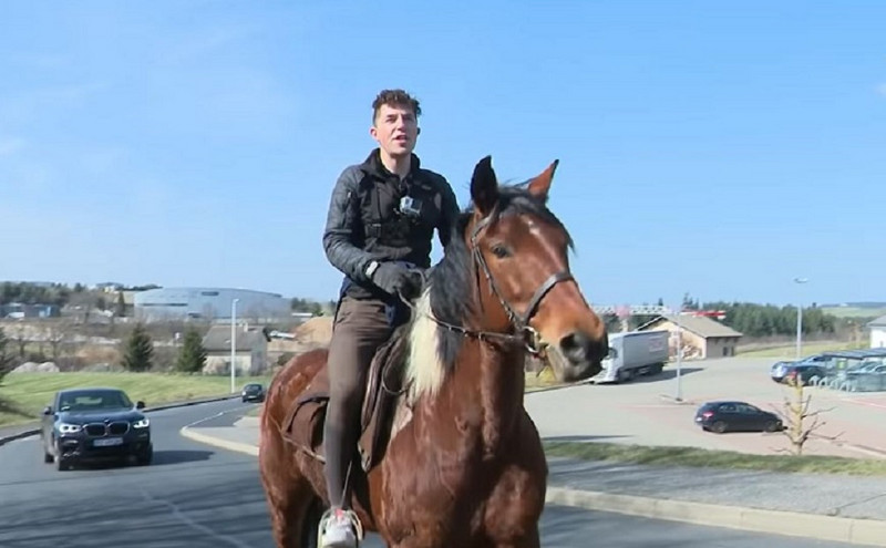 Γαλλία: Αποφάσισε να πηγαίνει με το άλογο στη δουλειά επειδή αυξήθηκε η τιμή στο πετρέλαιο &#8211; Πόσα χρήματα εξοικονόμησε
