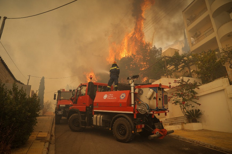 Φωτιά στη Γλυφάδα: Σπίτια έχουν παραδοθεί στις φλόγες, εκκενώθηκαν κατοικίες στο Πανόραμα &#8211; Δείτε φωτογραφίες