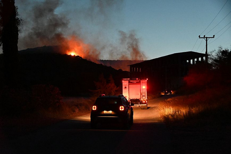 Φωτιά στην Βούλα: Η πυρκαγιά έφτασε στο πεδίο βολής της Σχολής Ευελπίδων &#8211; Δείτε φωτογραφίες