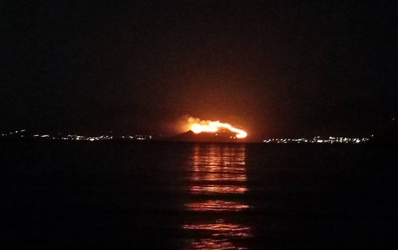 Φωτιά στην Πάρο: Φαίνεται να τίθεται υπό έλεγχο, λέει ο δήμαρχος του νησιού