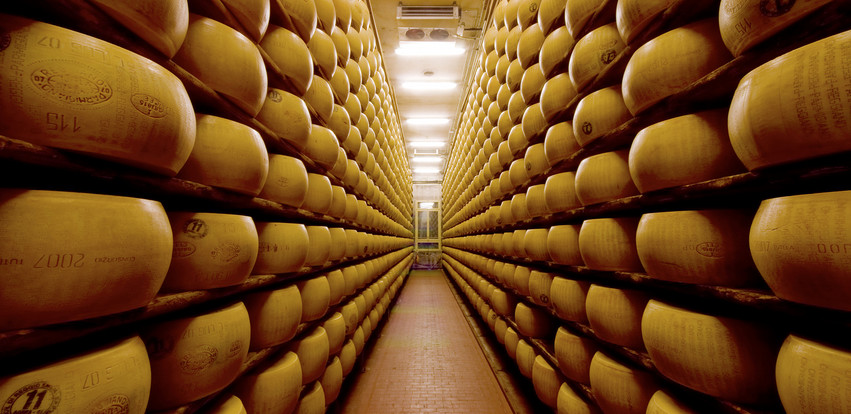 Η τράπεζα στην Ιταλία όπου φυλάσσονται 440.000 γιγαντιαίοι τροχοί τυριού αξίας 130 εκατομμυρίων ευρώ