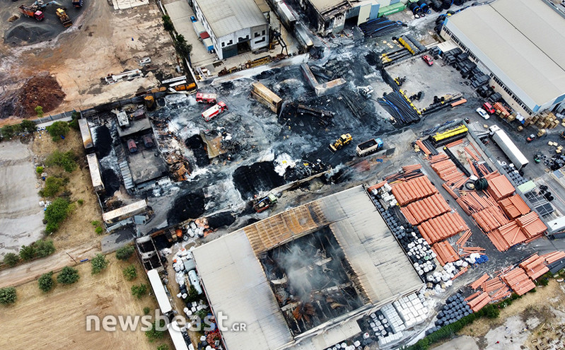 Φωτορεπορτάζ Newsbeast: Η επόμενη ημέρα μετά τη φωτιά στο εργοστάσιο στον Ασπρόπυργο &#8211; Συγκλονιστικές εικόνες