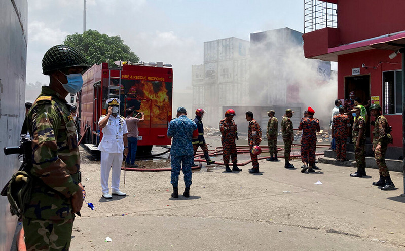 Μπανγκλαντές: 41 νεκροί από τη φωτιά σε εγκατάσταση αποθήκευσης εμπορευματοκιβωτίων &#8211; Τρίτη μέρα «μάχης» με τις φλόγες