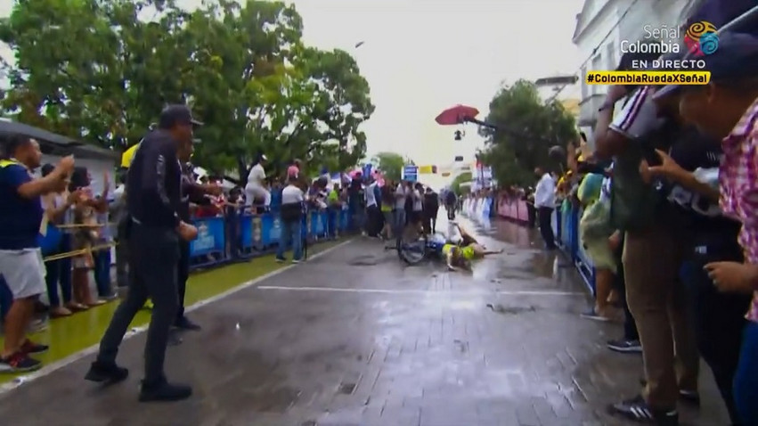 Κολομβία: Ποδηλάτης έπεσε πάνω στη γυναίκα του ενώ εκείνη τον φωτογράφιζε τη στιγμή του τερματισμού