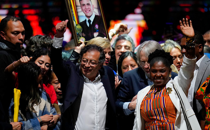 Ο Γουστάβο Πέτρο είναι ο πρώτος αριστερός πρόεδρος της Κολομβίας &#8211; Νίκη έναντι του εκκεντρικού εκατομμυριούχου Ερνάντες