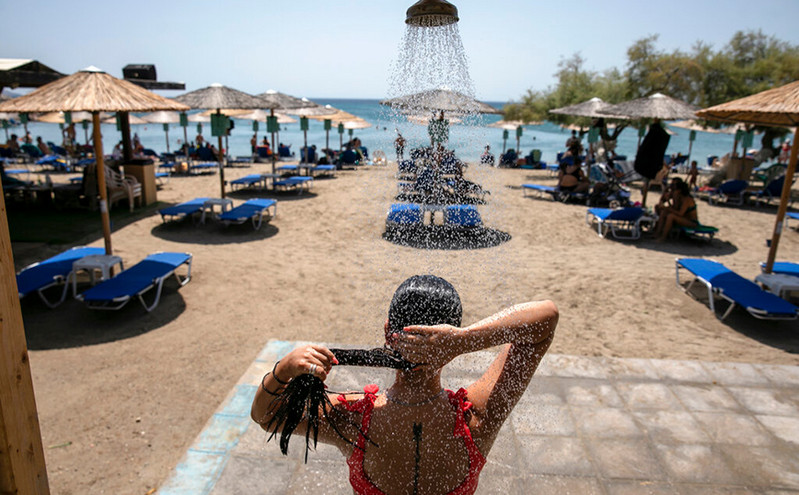 Αλμυρός: Φωτογράφιζε κοπέλες την ώρα που έκαναν ντουζ στην παραλία