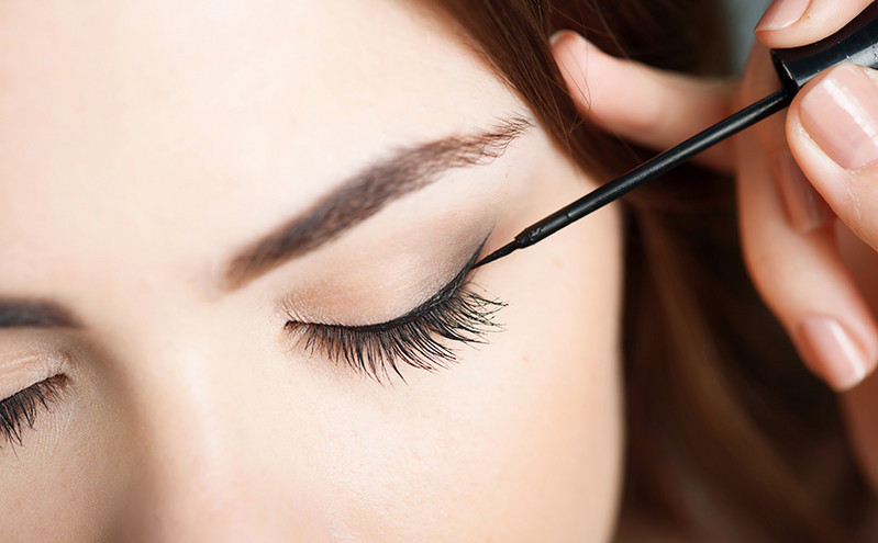 Διάφανο eyeliner: Το τέλειο καλοκαιρινό look για τις λάτρεις του μίνιμαλ μακιγιάζ